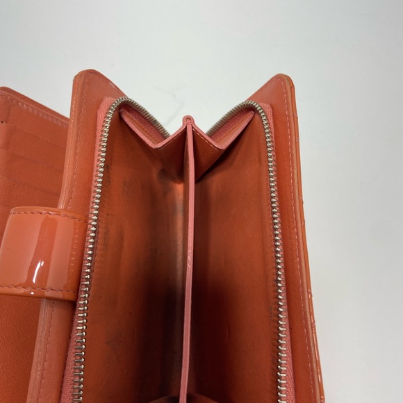 Chanel Patent Wallet pre loved in salmon color with silver cc logo, with box. - Picture 7 of 11